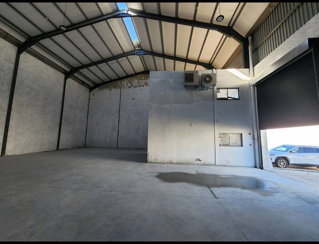 761M² WAREHOUSE TO LET IN STIKLAND INDUSTRIAL